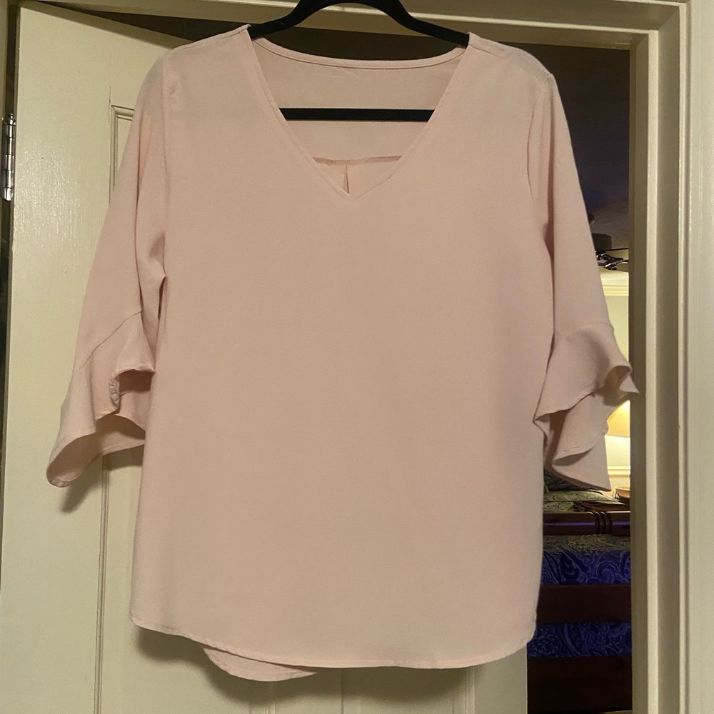 Chic Cream V-Neck Blouse with Ruffled Sleeves